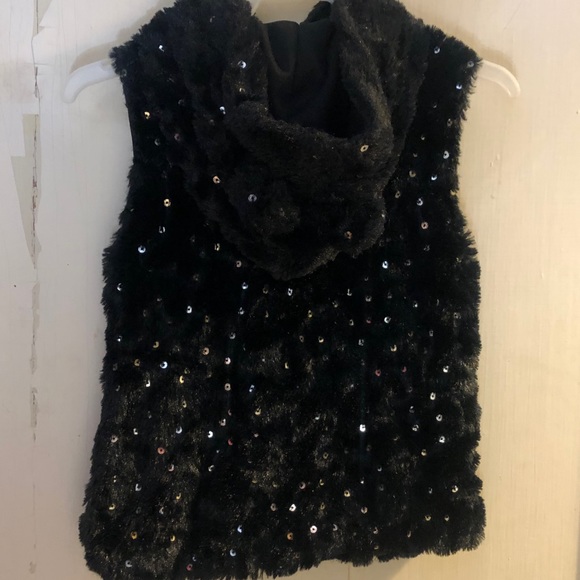 WonderKids BlackFaux Fur Vest with Hood & Ears - Picture 3 of 8